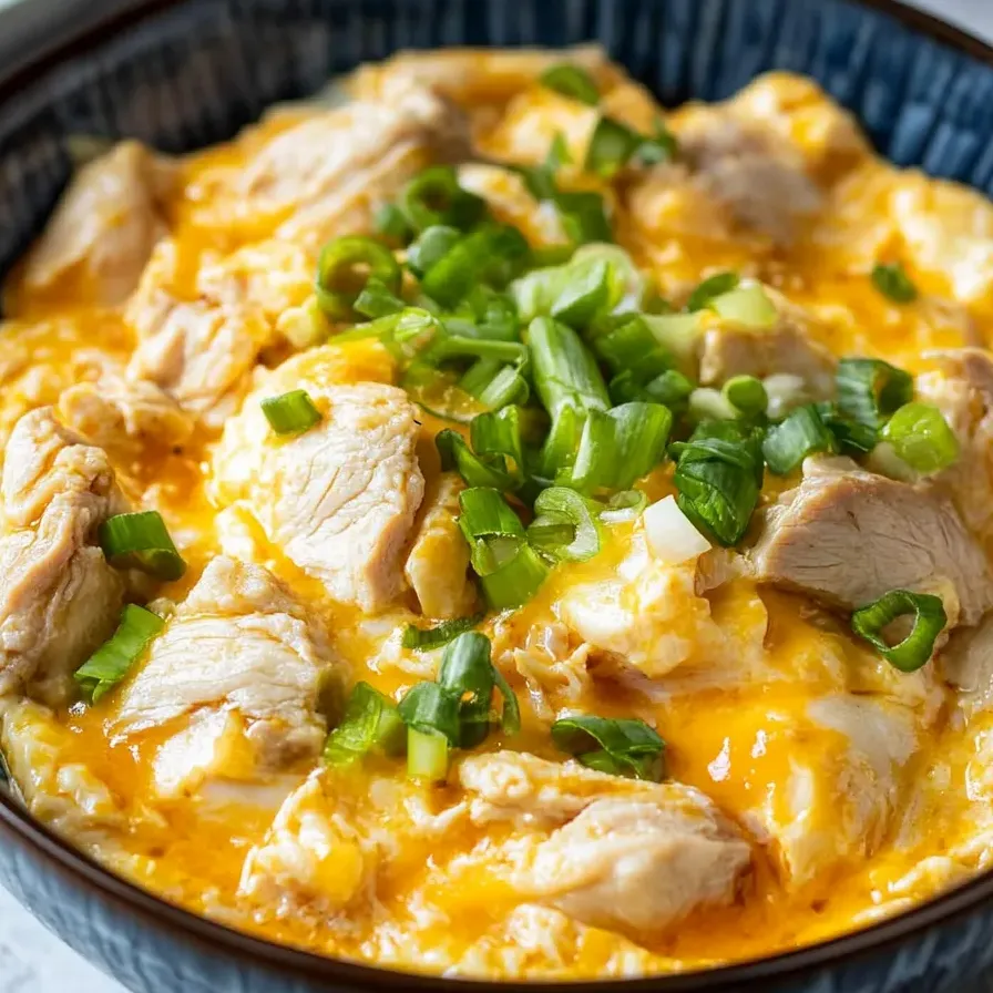 Eine Schüssel mit Huhn und Gemüse.