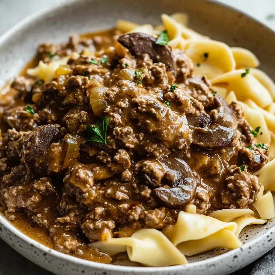Eine Schüssel Hackfleisch-Stroganoff.