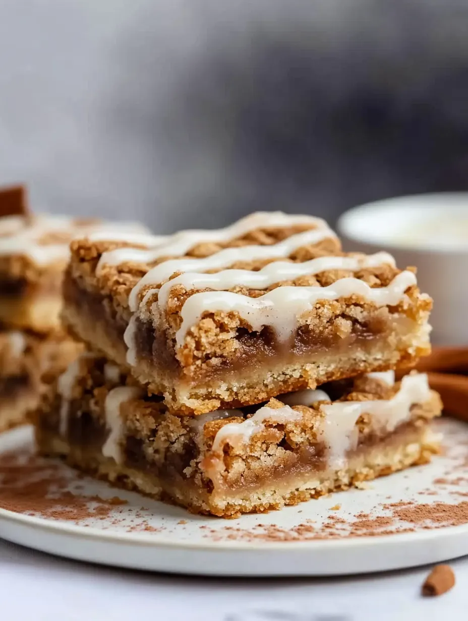 Ein Stapel Zimtschnecken-Blondies.