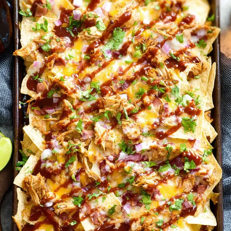 Ein Blech voller BBQ Huhn Nachos.