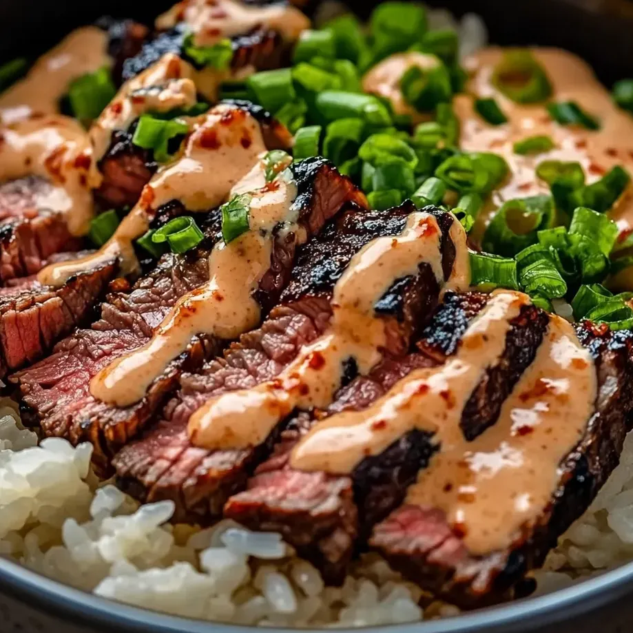 Ein Teller BBQ Steak mit Reis.