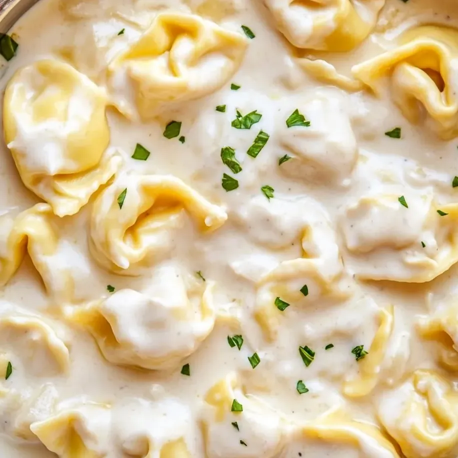 Eine Schale cremige Knoblauch Parmesan Tortellini.