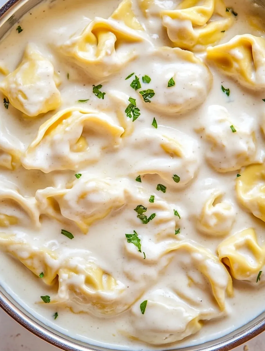 Eine Schüssel Knoblauch-Parmesan-Tortellini-Pasta.