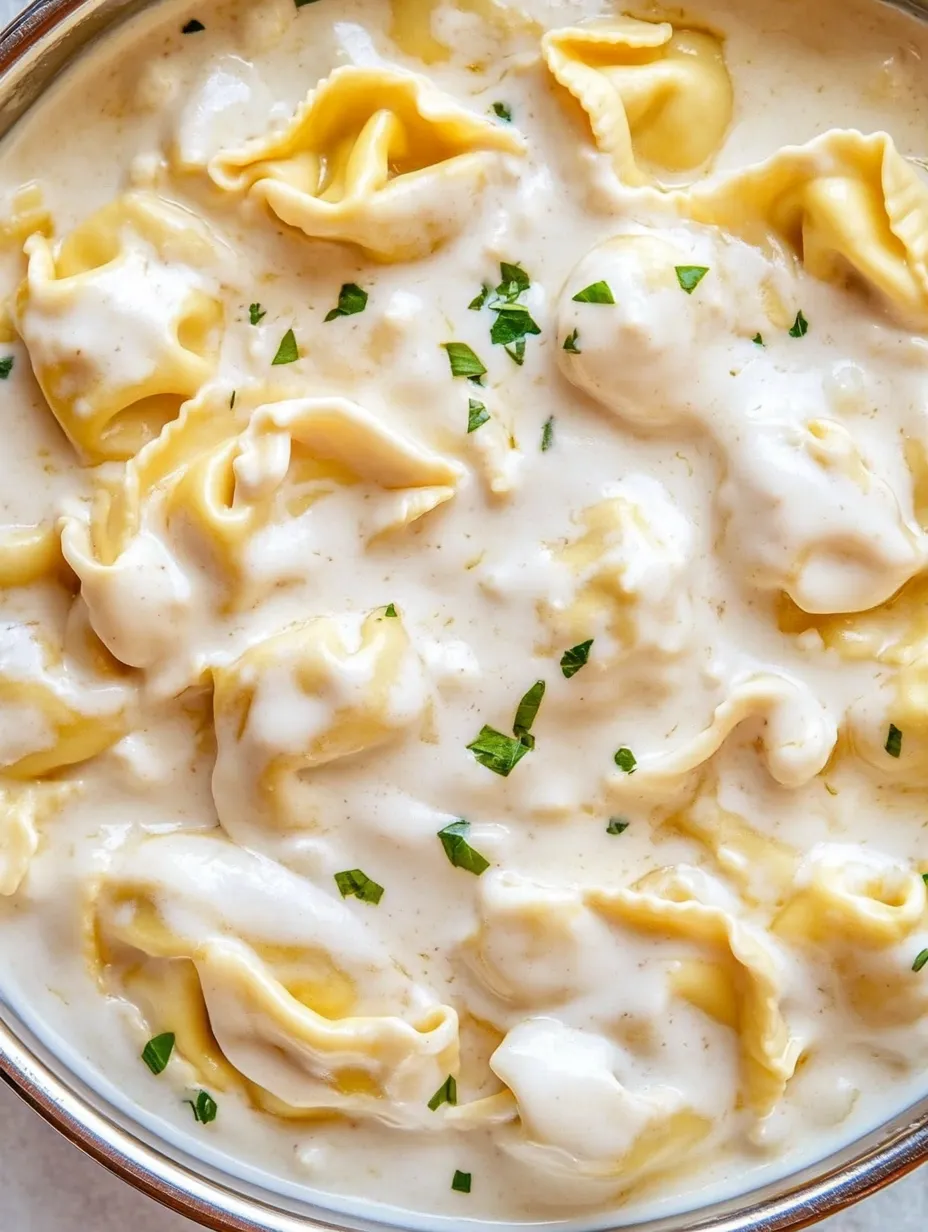 Eine Schüssel Knoblauch-Parmesan-Tortellini-Pasta.