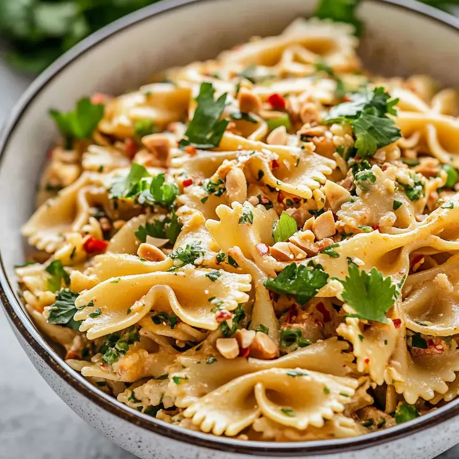 Eine Schüssel Pasta mit Gemüse und Nüssen.