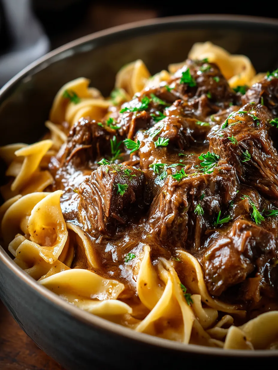 Eine Schüssel Pasta mit Fleischsauce.