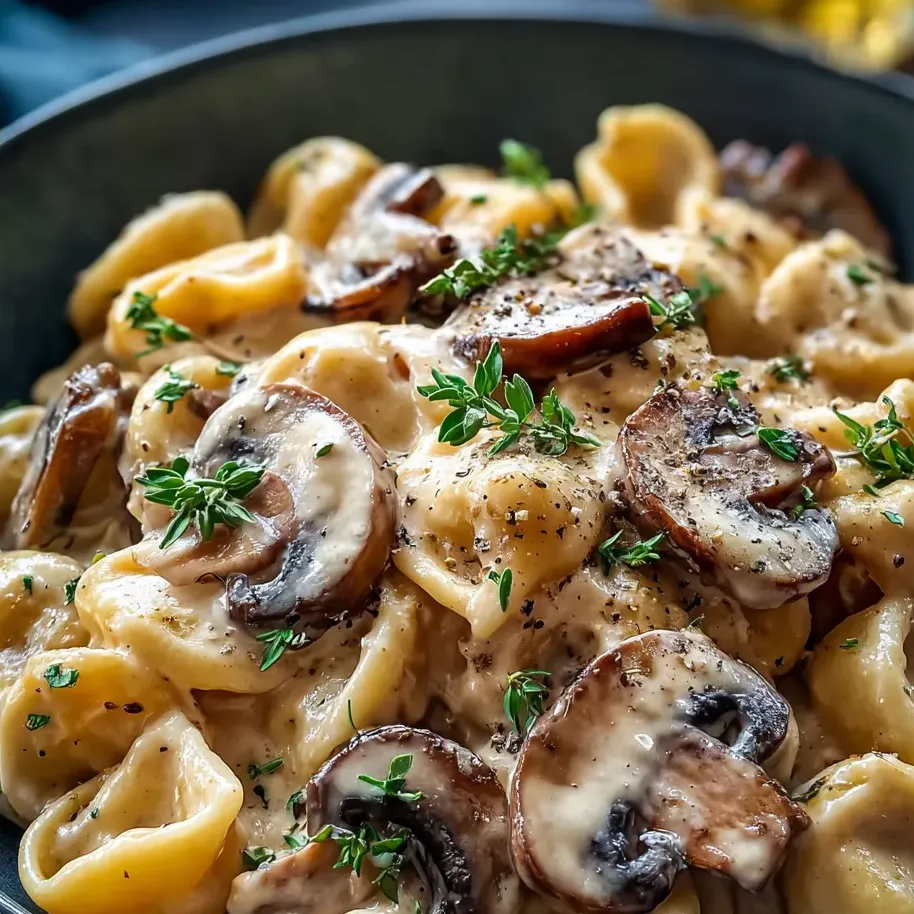 Eine Schüssel Pasta mit Pilzen und Kräutern.