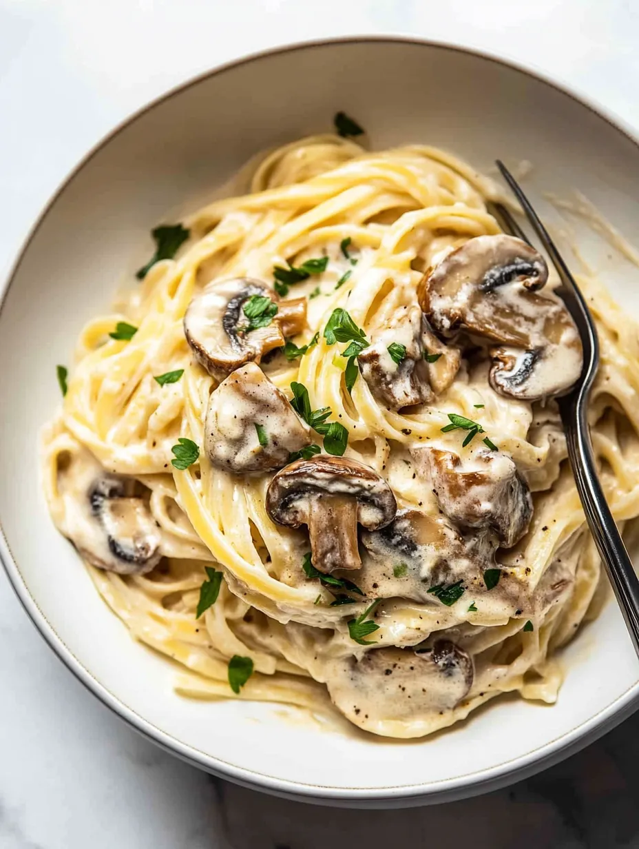 Eine Schüssel Pasta mit Pilzen und Kräutern.