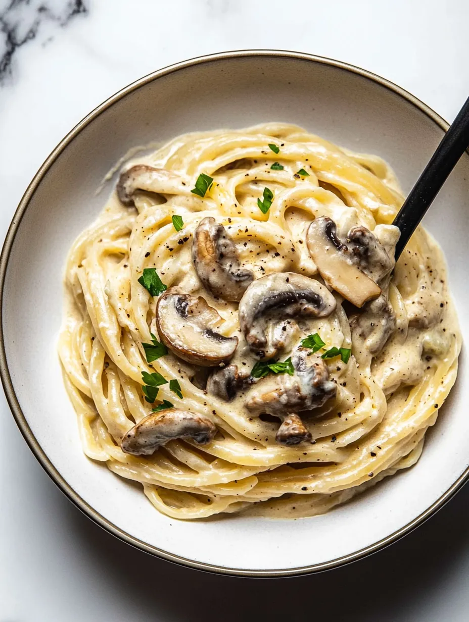 Eine Schüssel Pasta mit Pilzen und Kräutern.