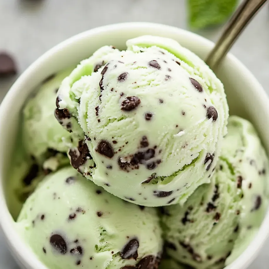 Eine Schale Eis mit Schokostückchen.