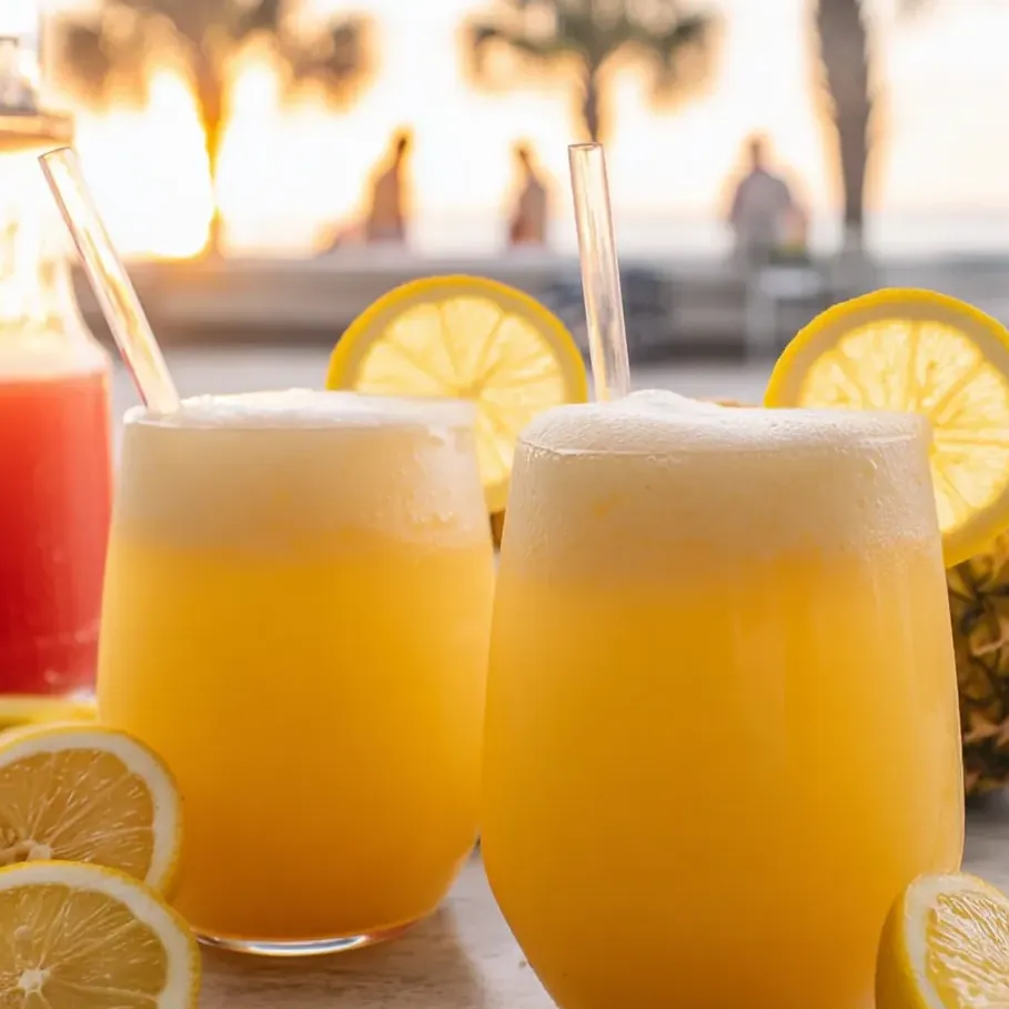 Zwei Gläser Limonade mit Zitronenscheiben.