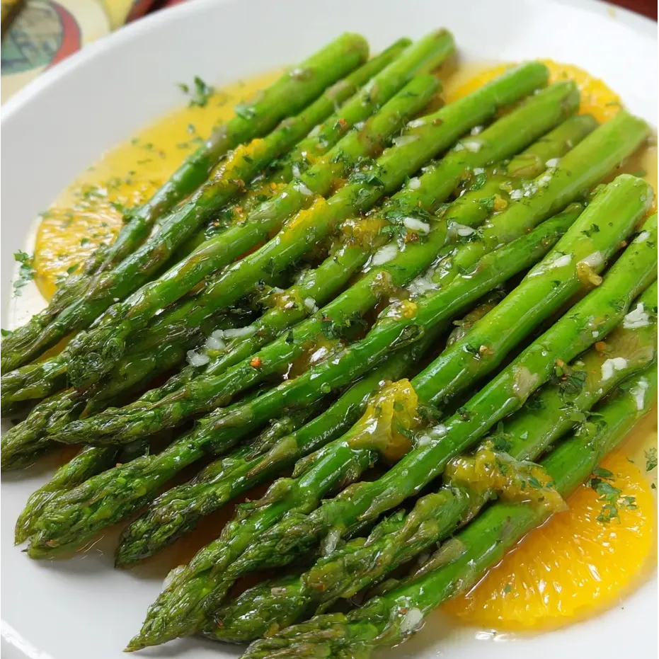 Ein Teller Spargel mit Soße.