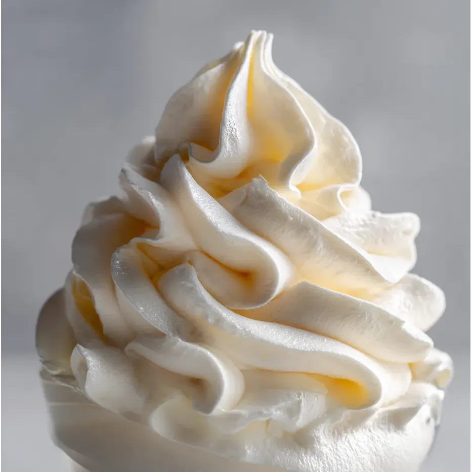Ein Dessert mit weißem Sahnehäubchen.