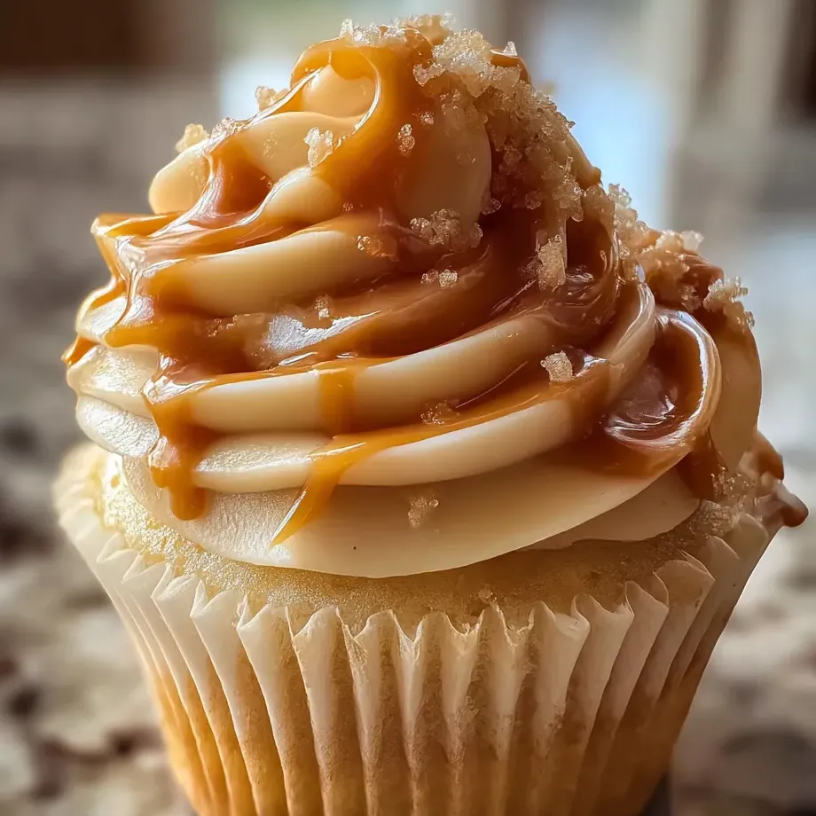 Ein Cupcake mit Karamell-Frosting.