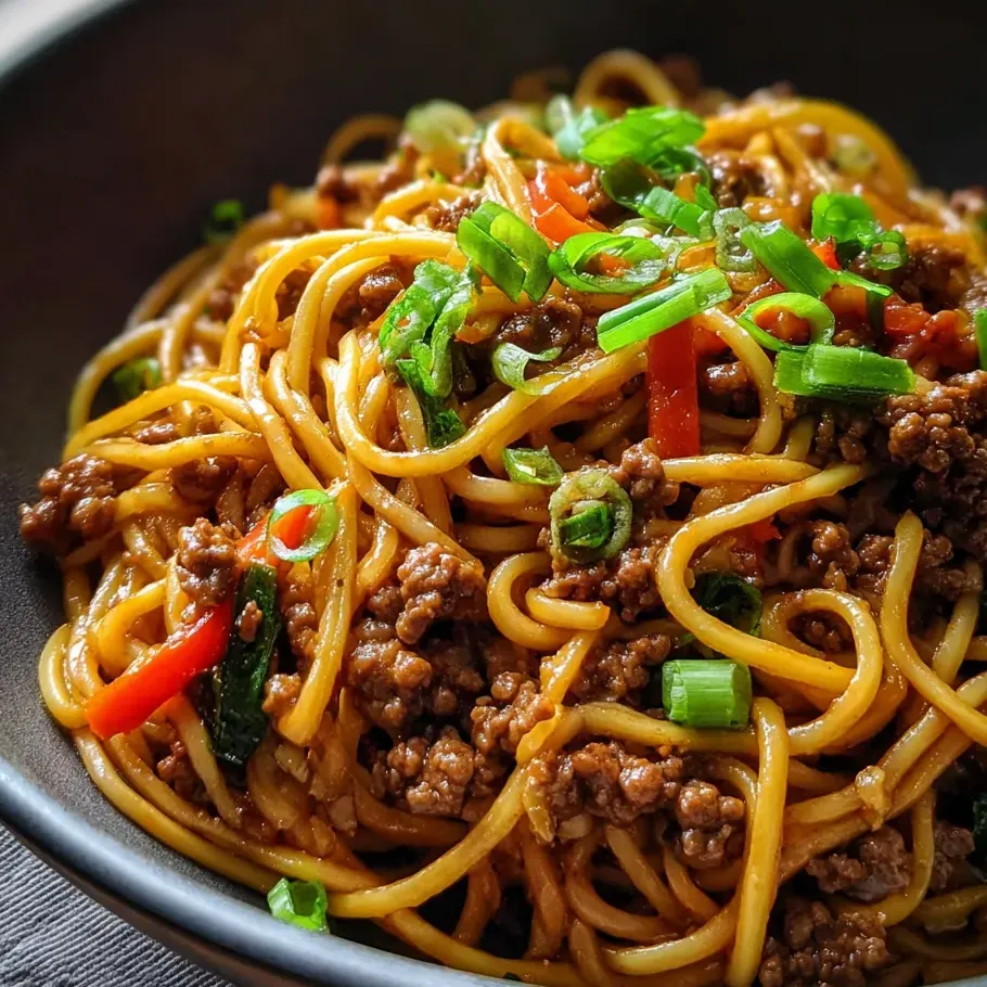 Eine Schüssel Nudeln mit Fleisch und Gemüse.