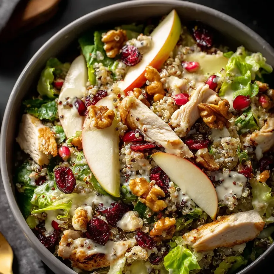 Ein großes, dunkles Bowl mit einer Mischung aus frischem Gemüse, Nüssen und Salat.