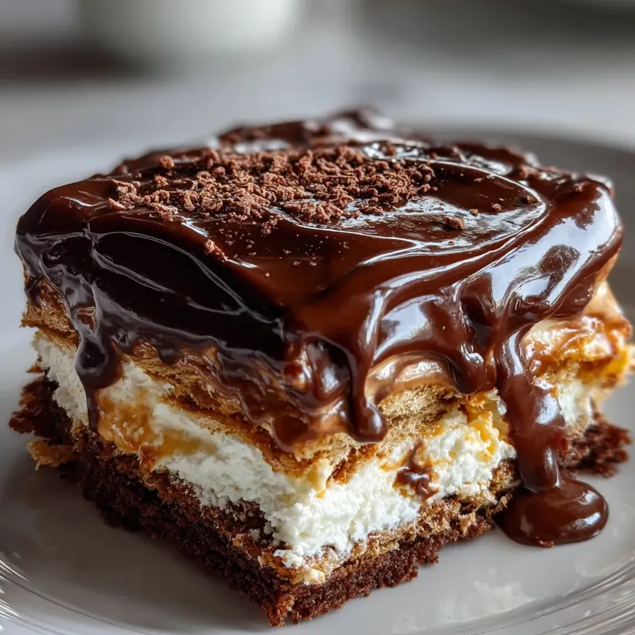Eine Schokoladenkugel mit Schokoladenglasur auf einem weißen Teller.