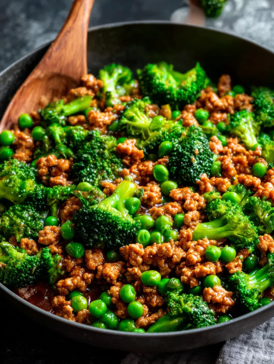 Ein Bild von einer wunderschönen Mischung aus Rindfleisch, Peas, Broccoli und anderen Gemüse.