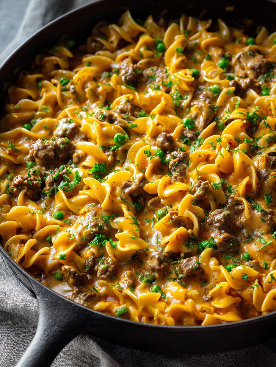 Eine Schüssel mit Pasta und Fleisch, garniert mit Parsley.
