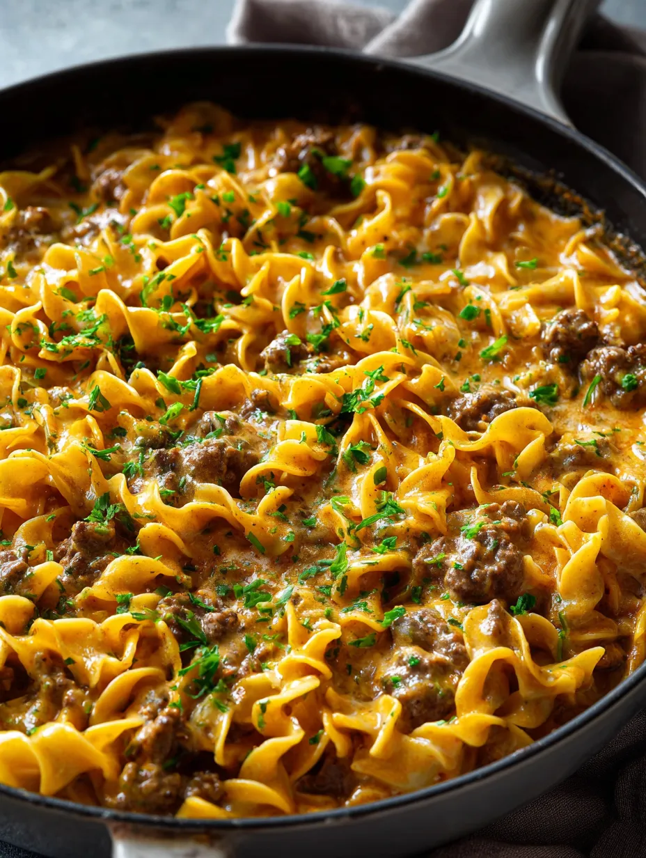 Eine Schüssel mit Pasta und Rindfleisch.