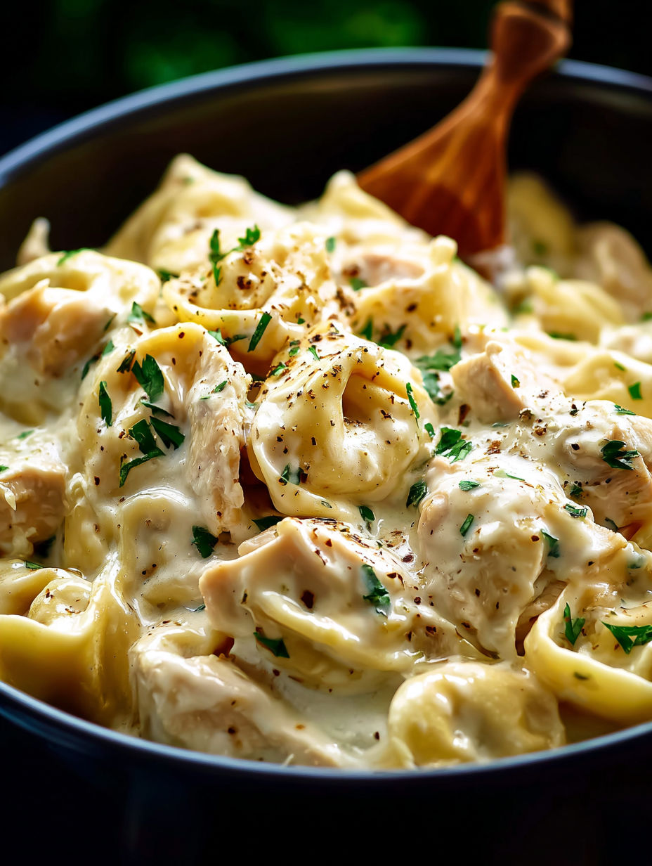 Eine Schüssel Pasta mit Hähnchen und Käse.