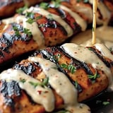 Gegrilltes Hähnchen mit weißer Soße.