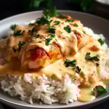 Ein Teller mit Reis und Hähnchen in Sahnesauce.