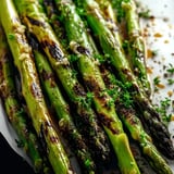 Gegrillter Spargel mit Knoblauchbutter.