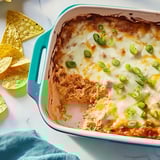 Ein Teller mit käsigem Tex-Mex Dip.