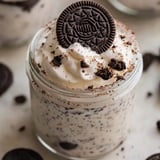 Ein Becher Oreo-Kühlkäsekuchen.