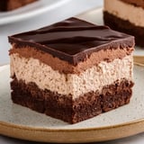 Ein Stück Schokoladenmousse-Kuchen.
