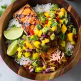 Eine Schüssel mit gegrilltem Lachs und Mangosoße.