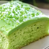 Ein Stück grüner Kuchen mit Limettenglasur.