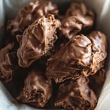Eine Schüssel mit schokoladenüberzogenen Erdnussbutterpralinen.