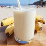 Ein Glas koreanische Bananenmilch steht auf dem Tisch.