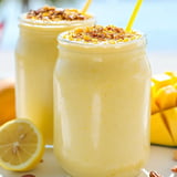 Zwei Gläser mit Zitronen-Smoothie.