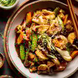 Eine Schale Wok-Gemüse mit Fleisch.
