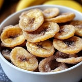Eine Schale mit zuckrigen Bananenscheiben.