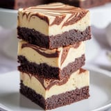 Drei Schichten saftiger Schokokuchen.