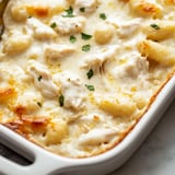 Ein Teller Mac and Cheese mit Hühnchen.