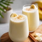 Zwei Gläser Bananenmilch.