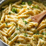 Eine Schüssel Pasta mit Brokkoli und Käse.