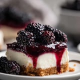 Ein Stück Käsetorte mit Brombeer-Topping.