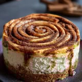 Ein Kuchenstück mit marmoriertem Muster.