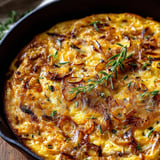 Eine Pfanne voll mit Zwiebeln und Kräutern.