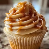 Ein Cupcake mit Karamell-Frosting.