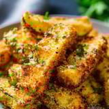 Eine Schüssel mit Zucchini-Streifen, die in der Mitte des Bildes liegen und sich nach oben und unten erstrecken.
