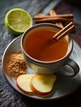 Eine Tasse Tee mit Zimt und Ingwer.