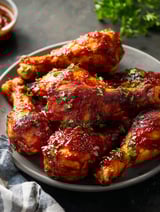 Ein Teller mit Ofen BBQ Hühnchen.