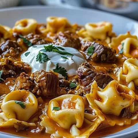 Ein Teller mit käsigem Rind-Enchilada-Tortellini.